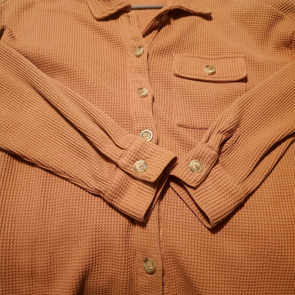 ANDREE BY UNIT Textured Coral Button-Down Shirt - Picture 3 of 4